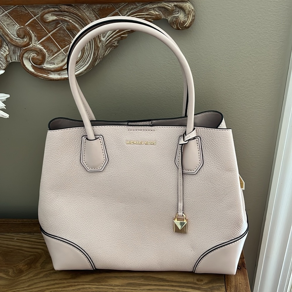 NWT Authentic Michael Kors Soft Pink Pebbled Leather Zip Tote Satchel Tote Bag